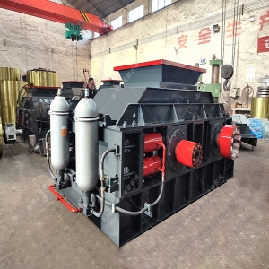 大型直連式液壓對輥制砂機-液壓對輥破碎機發往湖北